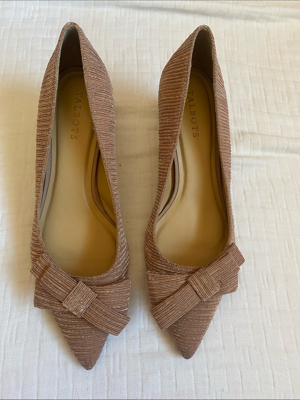 TALBOTS  Pointed Toe Bow and a comfortable kitten heel